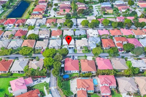 House in Miami, Florida 3 bedrooms, 170.85 sq.m. № 1729070 - photo 1