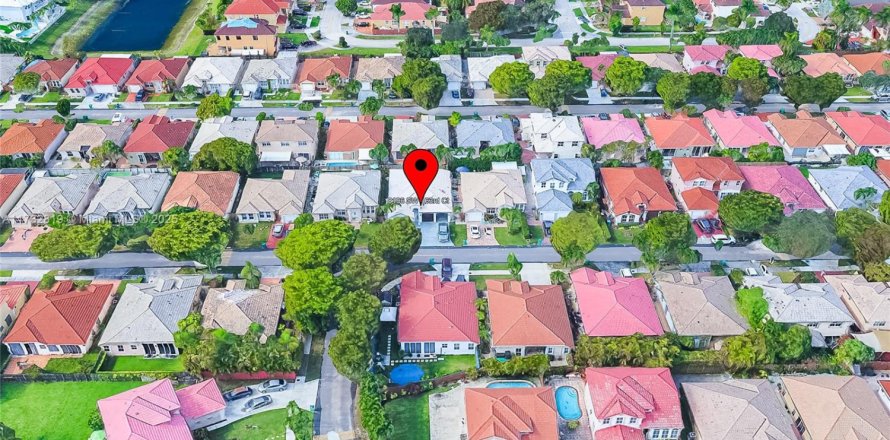 House in Miami, Florida 3 bedrooms, 170.85 sq.m. № 1729070