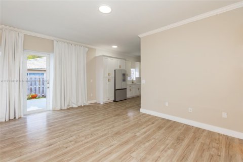 House in Miami, Florida 3 bedrooms, 170.85 sq.m. № 1729070 - photo 14