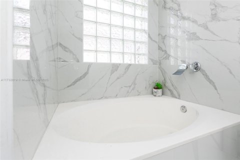House in Miami, Florida 3 bedrooms, 170.85 sq.m. № 1729070 - photo 30