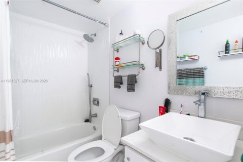 Condominio en alquiler en Coral Gables, Florida, 3 dormitorios, 108.7 m2 № 2080826 - foto 20