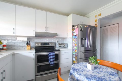 Condominio en alquiler en Coral Gables, Florida, 3 dormitorios, 108.7 m2 № 2080826 - foto 6