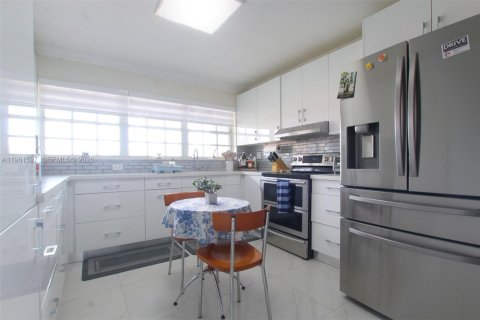 Condominio en alquiler en Coral Gables, Florida, 3 dormitorios, 108.7 m2 № 2080826 - foto 5