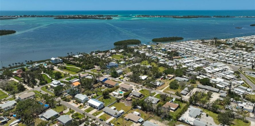 House in Bradenton, Florida 3 bedrooms, 139.54 sq.m. № 1733121