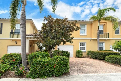 Townhouse in Sarasota, Florida 3 bedrooms, 155.33 sq.m. № 1912677 - photo 1
