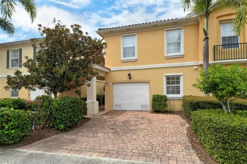 Townhouse in Sarasota, Florida 3 bedrooms, 155.33 sq.m. № 1912677 - photo 2
