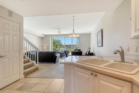 Townhouse in Sarasota, Florida 3 bedrooms, 155.33 sq.m. № 1912677 - photo 12