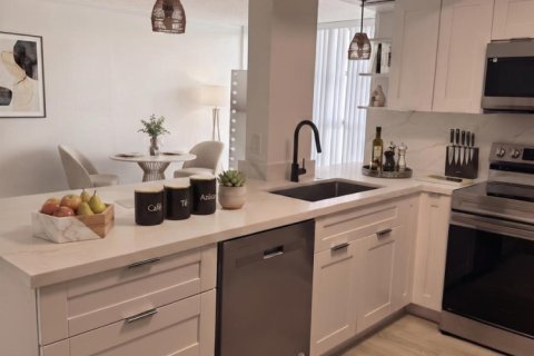 Condo in Hallandale Beach, Florida, 2 bedrooms № 2191844 - photo 6