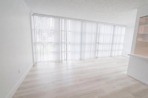 Condo in Hallandale Beach, Florida, 2 bedrooms № 2191844 - photo 3