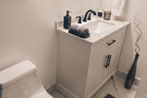 Condo in Hallandale Beach, Florida, 2 bedrooms № 2191844 - photo 22