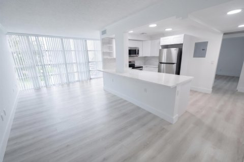 Condo in Hallandale Beach, Florida, 2 bedrooms № 2191844 - photo 2