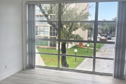 Condo in Hallandale Beach, Florida, 2 bedrooms № 2191844 - photo 25