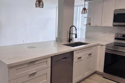 Condo in Hallandale Beach, Florida, 2 bedrooms № 2191844 - photo 7