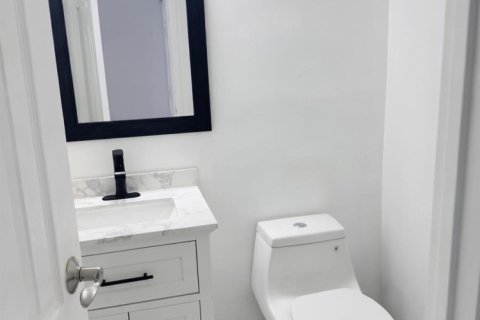 Condo in Hallandale Beach, Florida, 2 bedrooms № 2191844 - photo 13