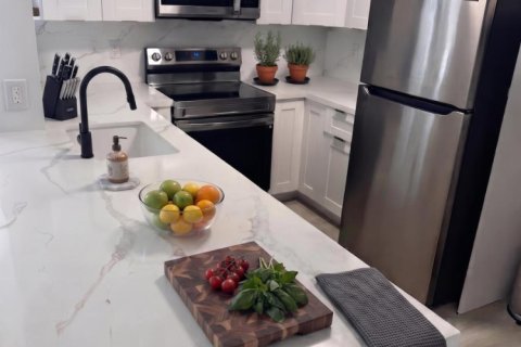 Condo in Hallandale Beach, Florida, 2 bedrooms № 2191844 - photo 8