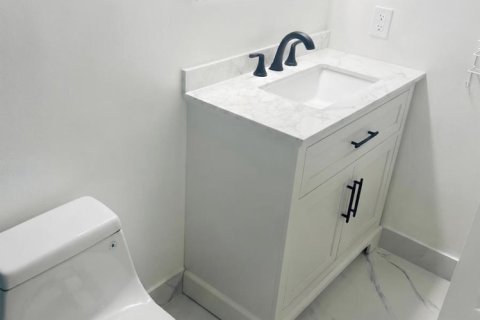 Condo in Hallandale Beach, Florida, 2 bedrooms № 2191844 - photo 23