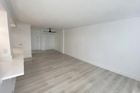 Condo in Hallandale Beach, Florida, 2 bedrooms № 2191844 - photo 5