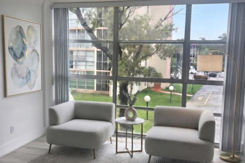 Condo in Hallandale Beach, Florida, 2 bedrooms № 2191844 - photo 24