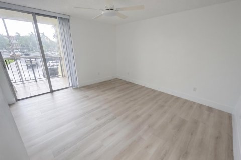 Condo in Hallandale Beach, Florida, 2 bedrooms № 2191844 - photo 11