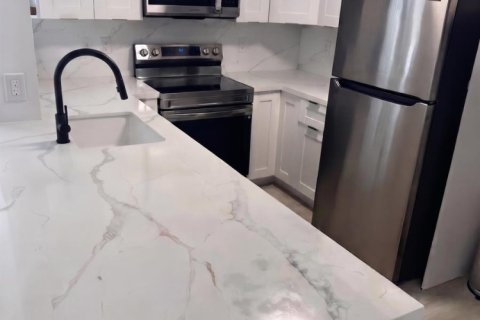 Condo in Hallandale Beach, Florida, 2 bedrooms № 2191844 - photo 9