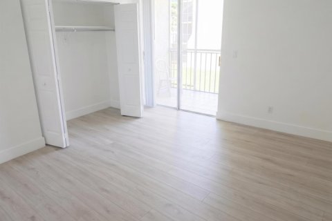 Condo in Hallandale Beach, Florida, 2 bedrooms № 2191844 - photo 15