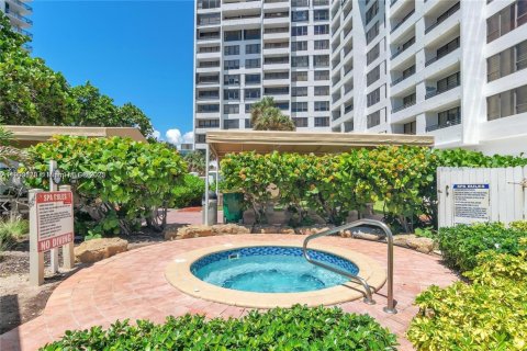 Condo in Hollywood, Florida, 2 bedrooms № 2015478 - photo 17