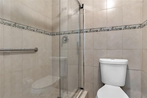 Condo in Hollywood, Florida, 2 bedrooms № 2015478 - photo 15