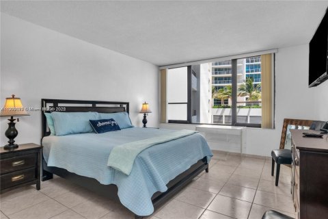 Condo in Hollywood, Florida, 2 bedrooms № 2015478 - photo 9