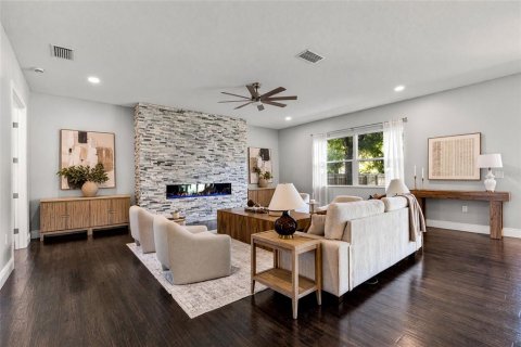 House in Tampa, Florida 5 bedrooms, 512.63 sq.m. № 2359376 - photo 5
