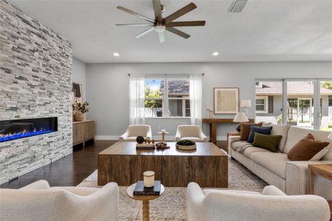 House in Tampa, Florida 5 bedrooms, 512.63 sq.m. № 2359376 - photo 7