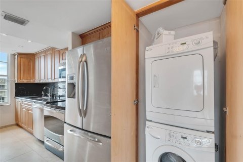 Condo in Sunny Isles Beach, Florida, 2 bedrooms  № 1756516 - photo 3