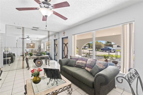 House in Hialeah, Florida 4 bedrooms, 174.01 sq.m. № 1933912 - photo 13