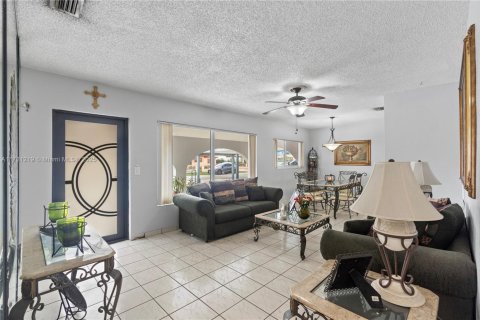 House in Hialeah, Florida 4 bedrooms, 174.01 sq.m. № 1933912 - photo 17