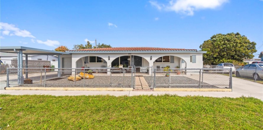 House in Hialeah, Florida 4 bedrooms, 174.01 sq.m. № 1933912