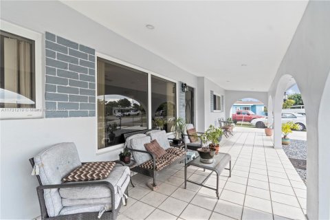 House in Hialeah, Florida 4 bedrooms, 174.01 sq.m. № 1933912 - photo 15