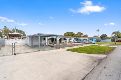 House in Hialeah, Florida 4 bedrooms, 174.01 sq.m. № 1933912 - photo 5