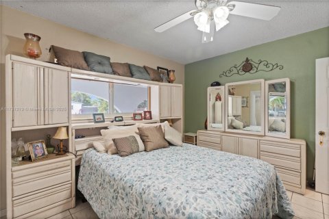 House in Hialeah, Florida 4 bedrooms, 174.01 sq.m. № 1933912 - photo 23