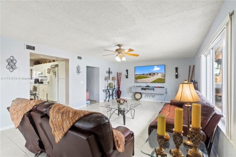 House in Hialeah, Florida 4 bedrooms, 174.01 sq.m. № 1933912 - photo 21