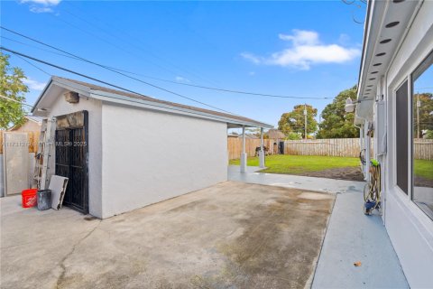 House in Hialeah, Florida 4 bedrooms, 174.01 sq.m. № 1933912 - photo 8