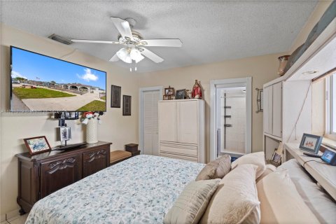 House in Hialeah, Florida 4 bedrooms, 174.01 sq.m. № 1933912 - photo 26