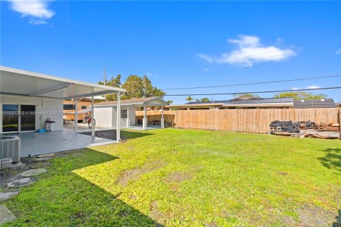 House in Hialeah, Florida 4 bedrooms, 174.01 sq.m. № 1933912 - photo 6