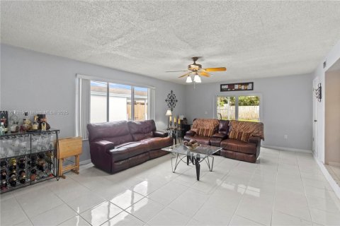 House in Hialeah, Florida 4 bedrooms, 174.01 sq.m. № 1933912 - photo 22