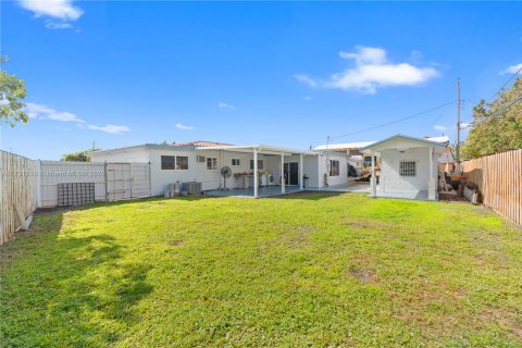 House in Hialeah, Florida 4 bedrooms, 174.01 sq.m. № 1933912 - photo 11