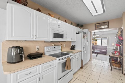 House in Hialeah, Florida 4 bedrooms, 174.01 sq.m. № 1933912 - photo 30