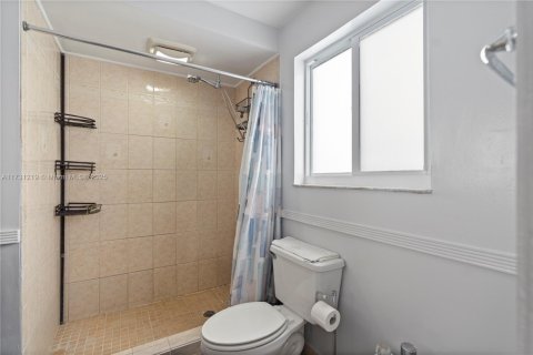 House in Hialeah, Florida 4 bedrooms, 174.01 sq.m. № 1933912 - photo 29