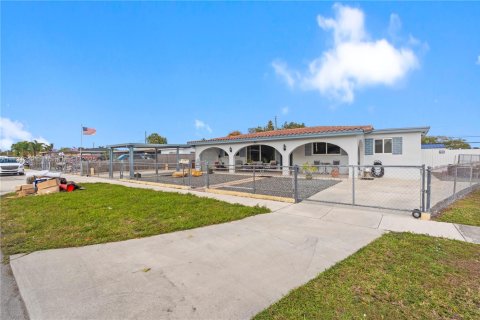 House in Hialeah, Florida 4 bedrooms, 174.01 sq.m. № 1933912 - photo 4