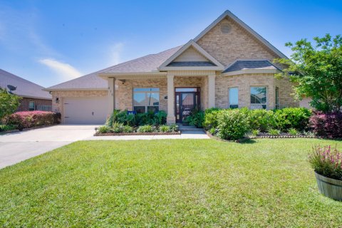 House in Crestview, Florida 5 bedrooms, 291.16 sq.m. № 560893 - photo 1
