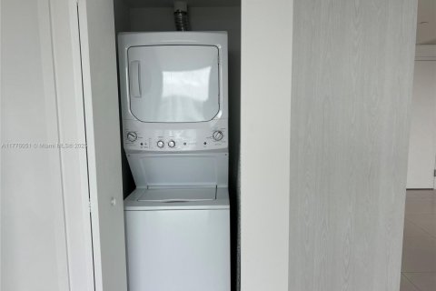 Condo in Miami, Florida, 2 bedrooms  № 1701117 - photo 27