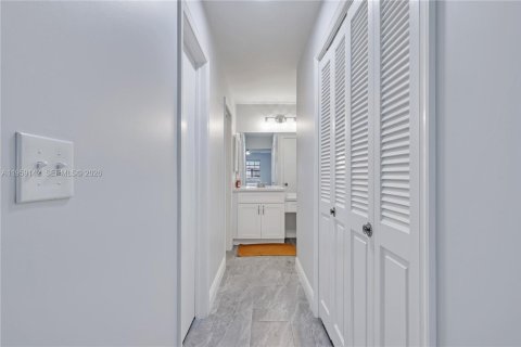 Condo in Boynton Beach, Florida, 2 bedrooms  № 2017868 - photo 11