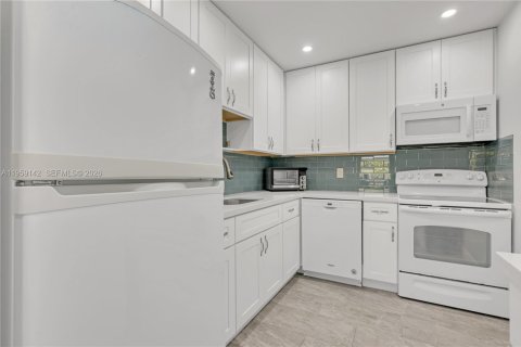 Condo in Boynton Beach, Florida, 2 bedrooms  № 2017868 - photo 5